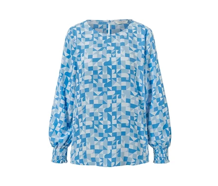 Eine bedruckte blaue Bluse mit geometrischem Muster.