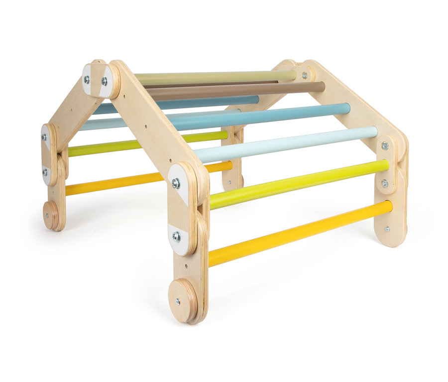 small foot Kletterdreieck "Adventure" aus Holz mit bunten Sprossen.