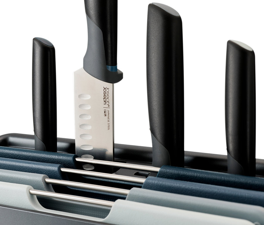 Joseph Joseph Schneidebrett-Set mit Messer »Folio Plus« in einem grauen Halter.