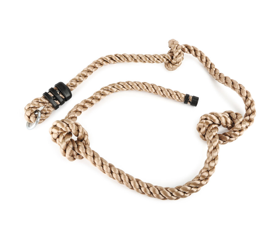 Ein beiges small foot Kletterseil mit Knoten und schwarzen Plastikelementen auf weißem Hintergrund.