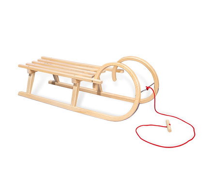 Ein Pinolino Hörner-Schlitten aus Buchenholz mit roter Zugschnur und Holzgriff auf weißem Hintergrund.
