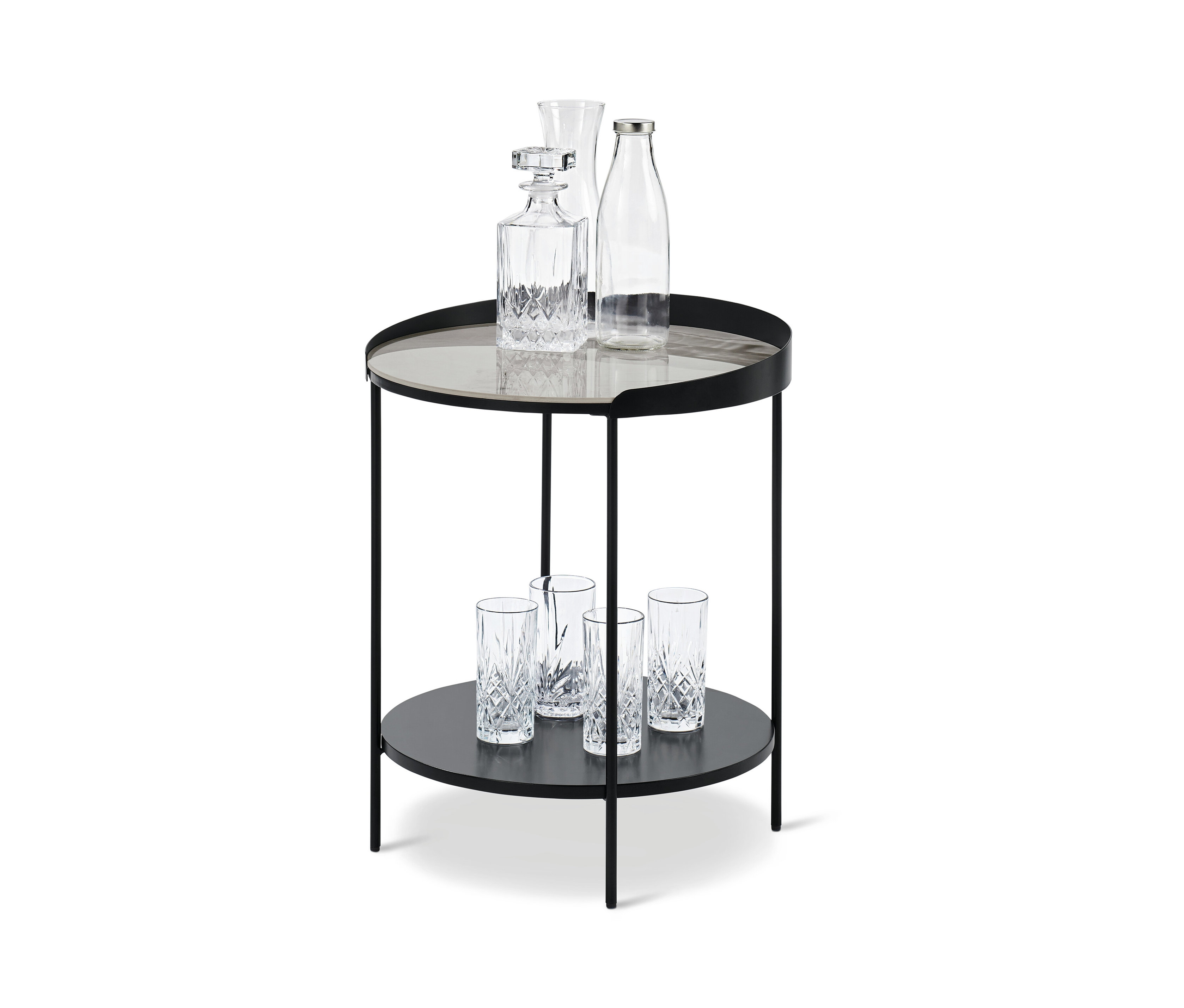 Auf der unteren Ablagefläche eines Beistelltisch mit Keramik-Tischplatte in Mamoroptik stehen vier Gläser, auf der oberen Ablagefläche eine Karaffe und zwei Gläser.