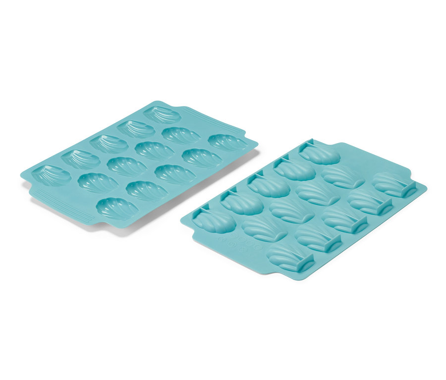 Zwei hellblaue Madeleine-Backformen mit je zwölf muschelförmigen Vertiefungen.