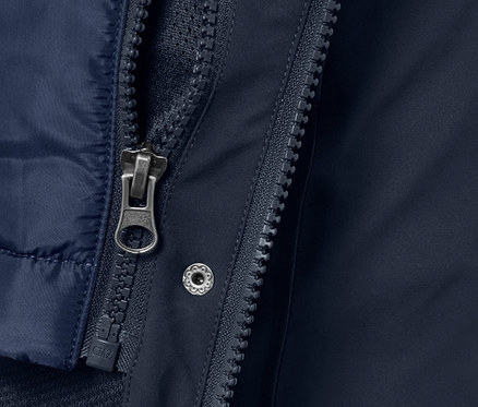 Detailansicht eines blauen 3-in-1-Outdoormantels mit Weste und Reißverschluss.