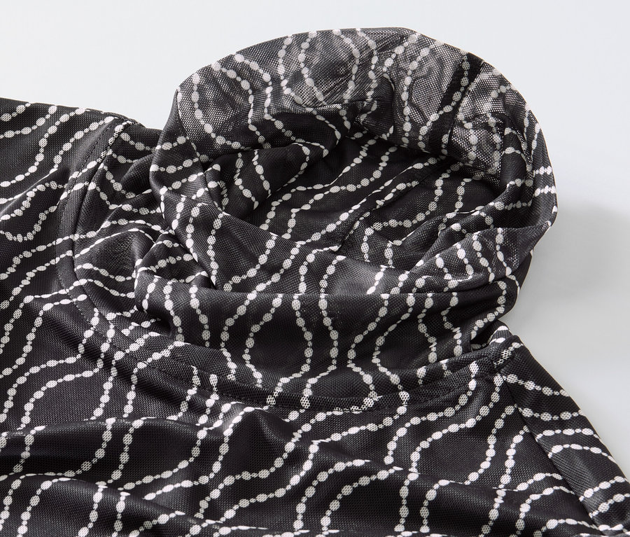 Detailansicht eines bedruckten Mesh-Rollkragenshirts.