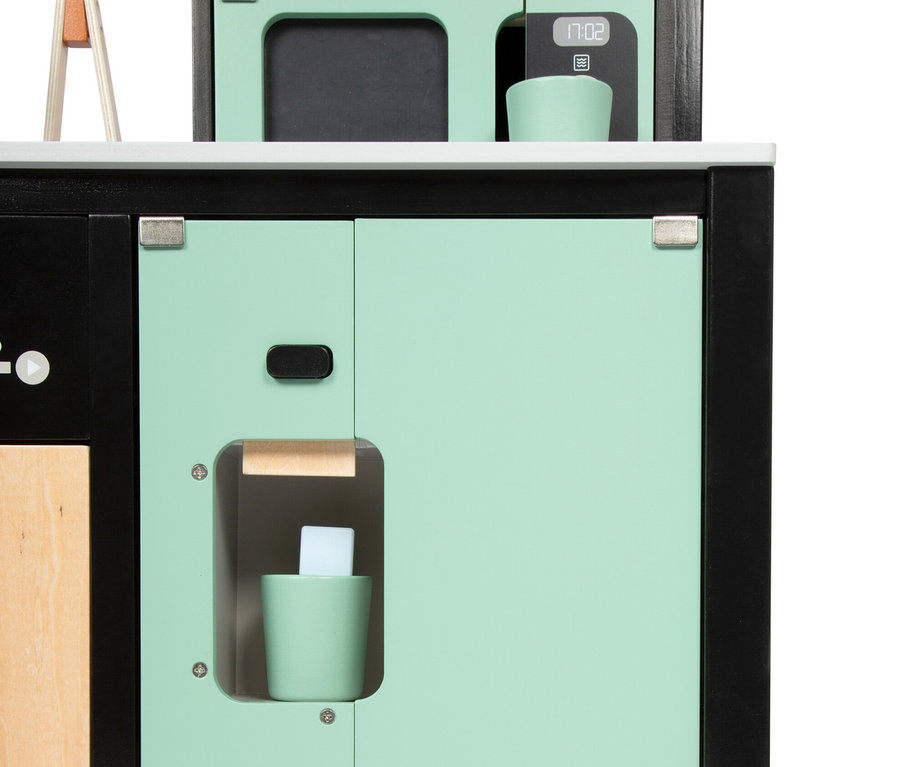 Detailansicht der small foot Kinderküche mit Kücheninsel »Industrial«.