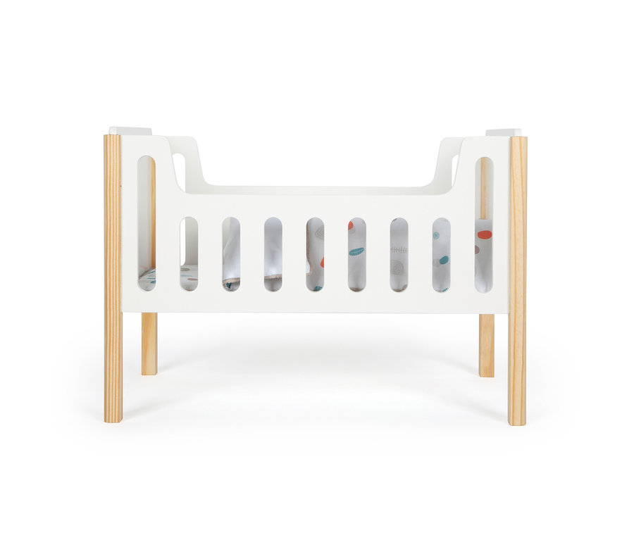 Ein small foot Puppengitterbett »Little Button« mit weißen Seitenteilen und Holzbeinen.