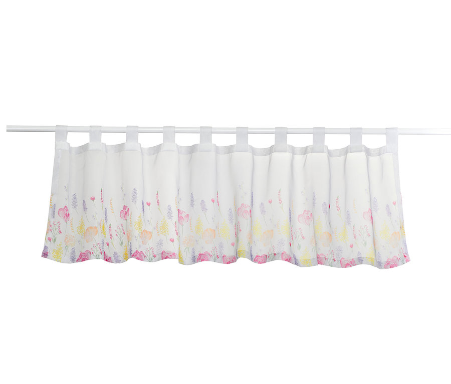 Eine bedruckte Bistrogardine mit Blumenmuster.