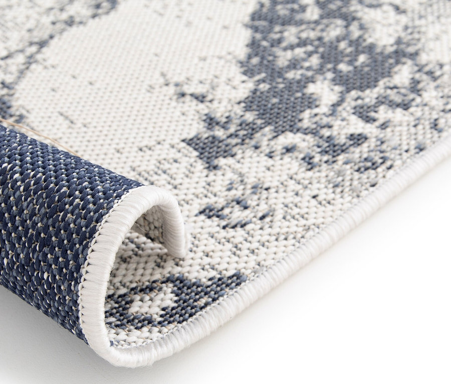 Detailansicht eines zusammengerollten Teppichs »Skyline«, Marmor.