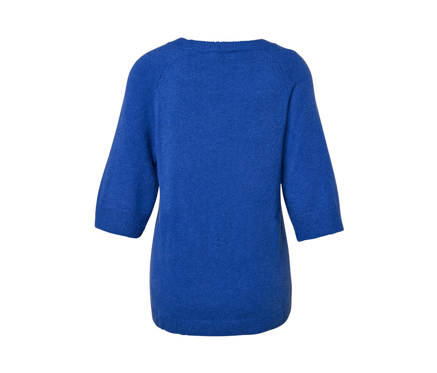 Detail der Rückseite eines kobaltblauen Strickpullovers.