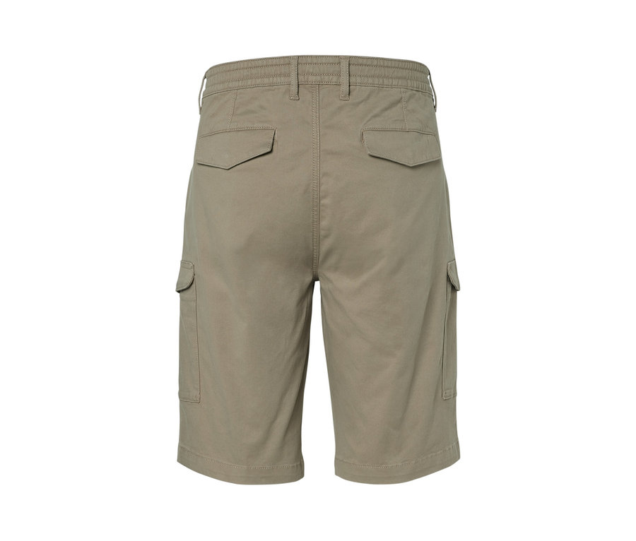 Beige Cargo-Shorts.