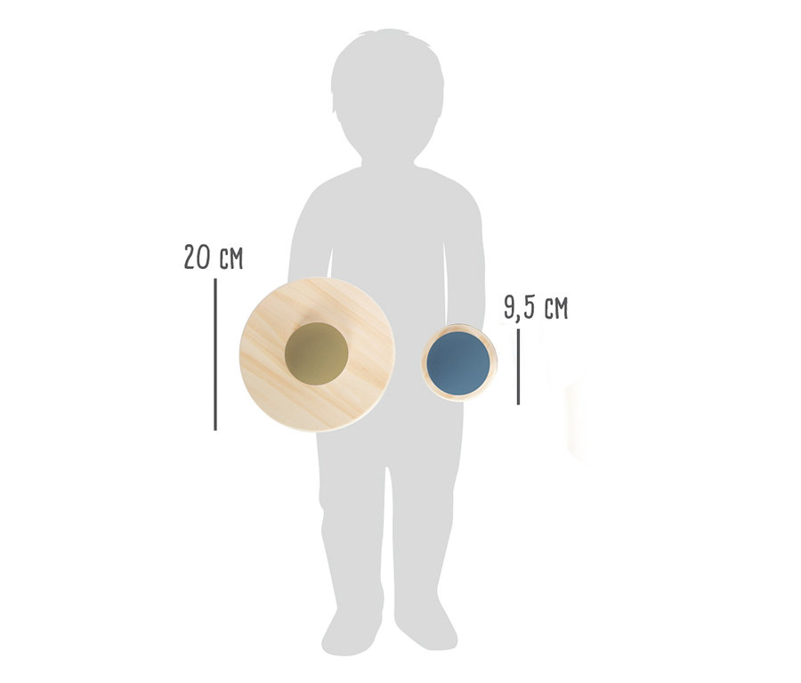 Silhouette eines Kindes steht neben small foot Balanciersteinen »Adventure«.