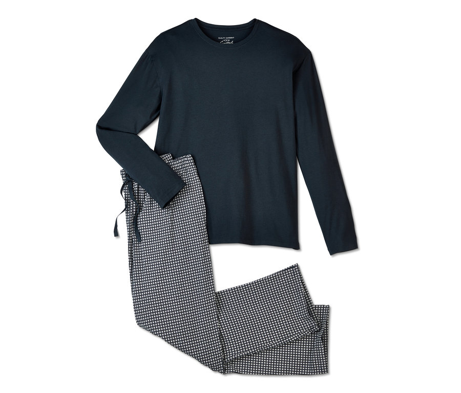 Dunkelblauer Pyjama mit langen Ärmeln und gemusterter Hose.
