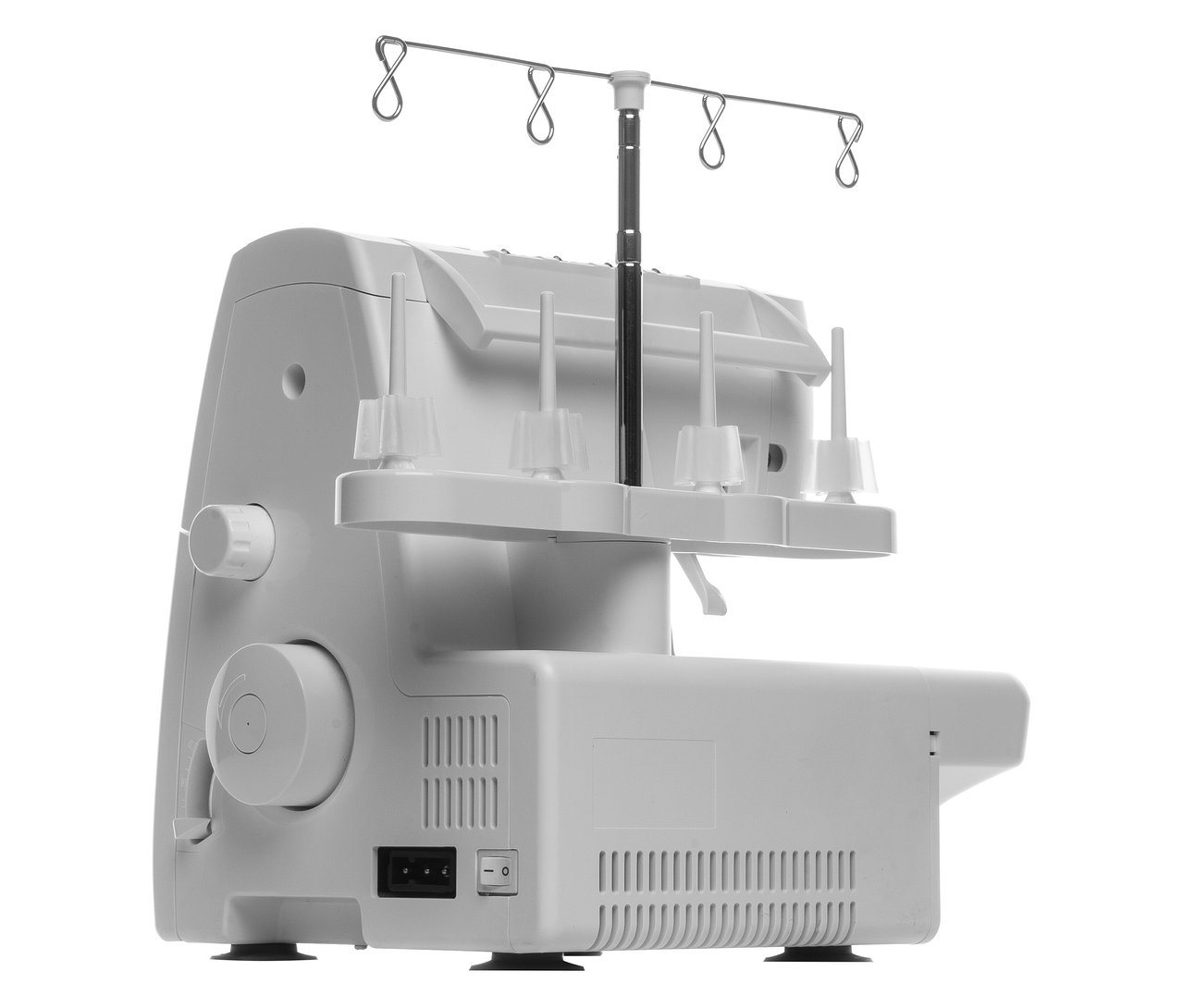 Detailansicht der Singer Overlock-Nähmaschine »S0105« aus einem Winkel.