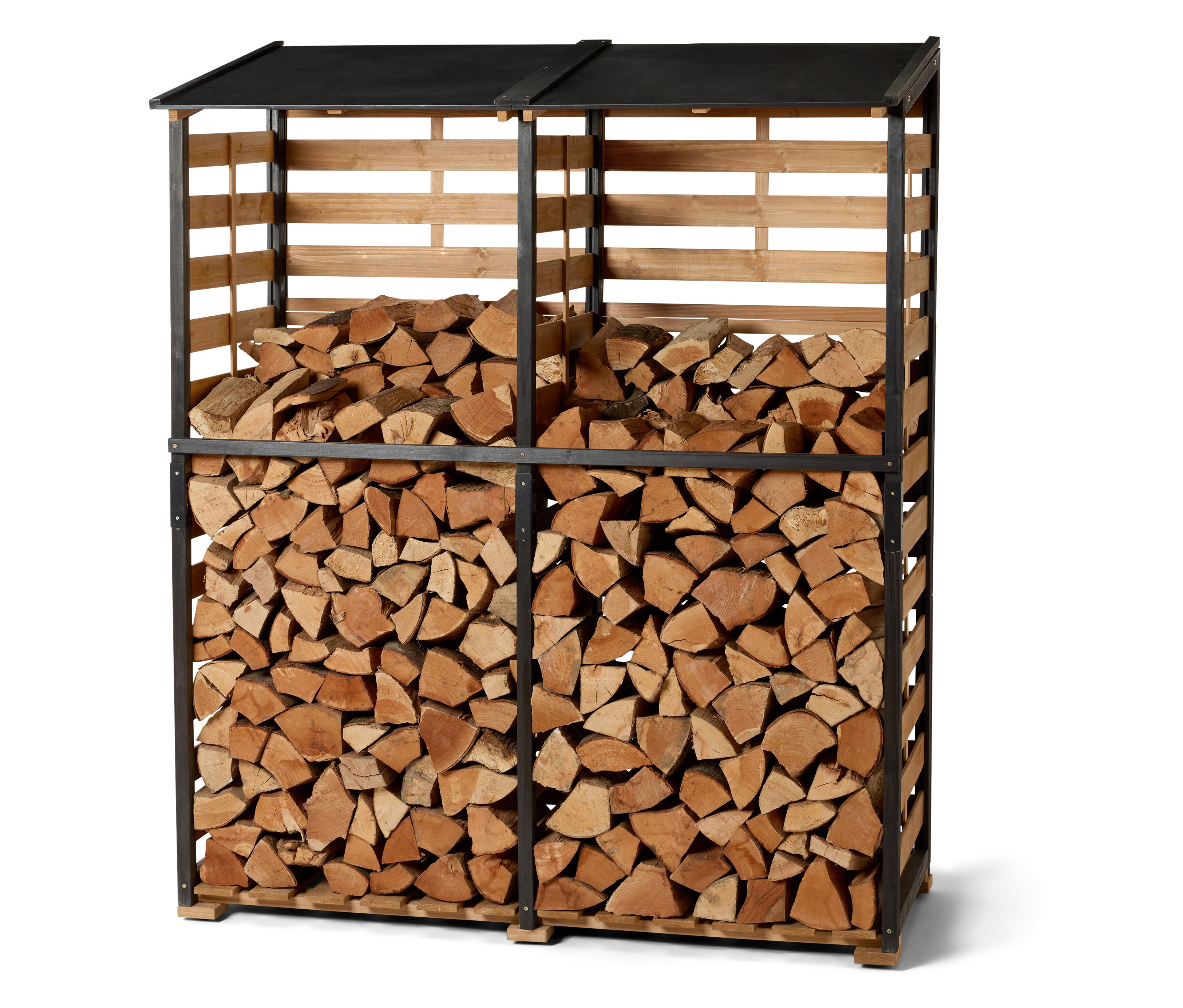 Ein Holzschuppen mit schwarzem Dach und braunem Holz, das darin gelagert wird.