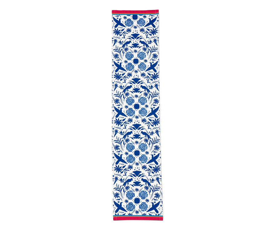 Blau-weißer Tischläufer mit Blumen- und Vogelmuster.