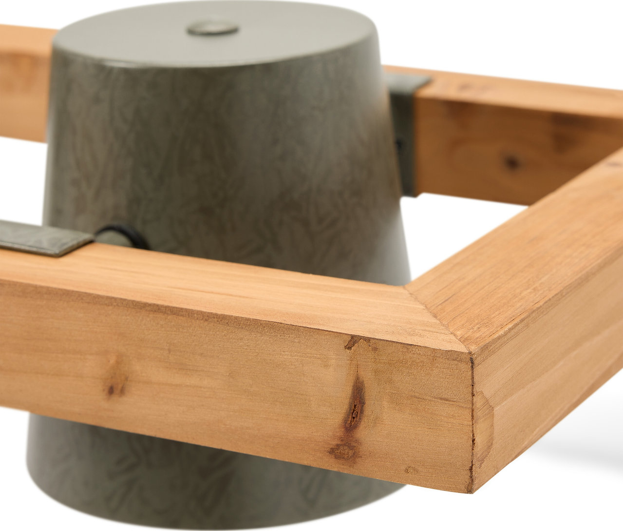Detailansicht eines grauen Christbaumständers mit Holzrahmen.