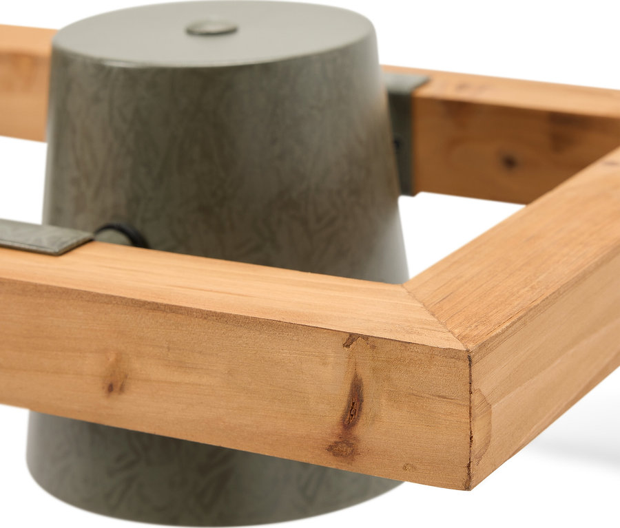 Detailansicht eines grauen Christbaumständers mit Holzrahmen.