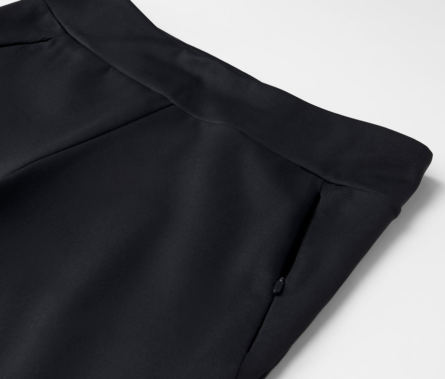 Detailaufnahme einer schwarzen Hose mit Reißverschlusstasche.