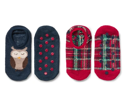 Zwei Paar Socken: ein Paar dunkelblau mit einem Eulenmotiv und das andere Paar rot mit einem Karomuster.