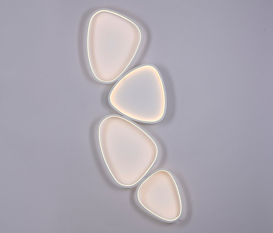 Die lange SCHÖNER WOHNEN-Kollektion Deckenleuchte »Pebbles« in Weiß ist an einer Wand befestigt.