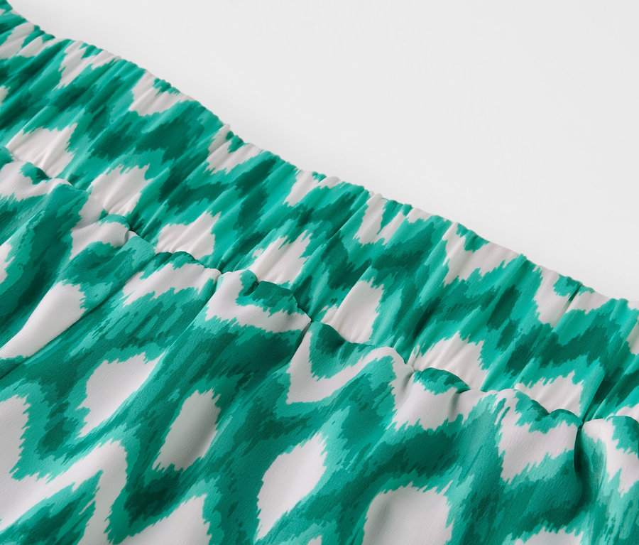 Detailaufnahme einer bedruckten Satinhose.