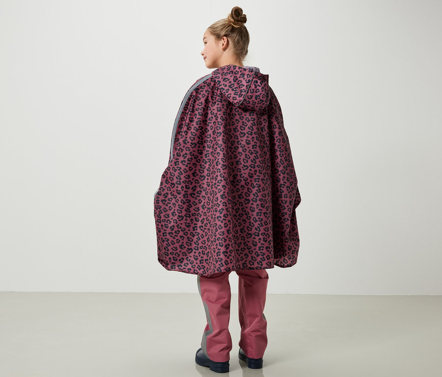Mädchen von hinten mit rosa Kinder-Regenponcho mit Alloverprint.