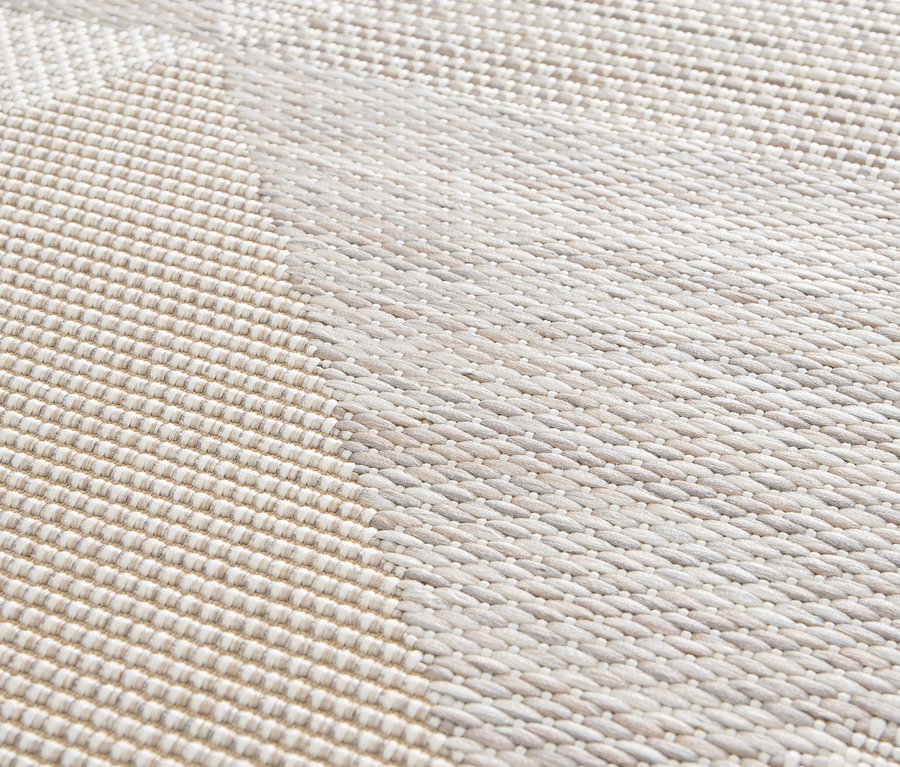Detailaufnahme eines beigen Outdoor-Teppichs »Sandstone Shapes«.