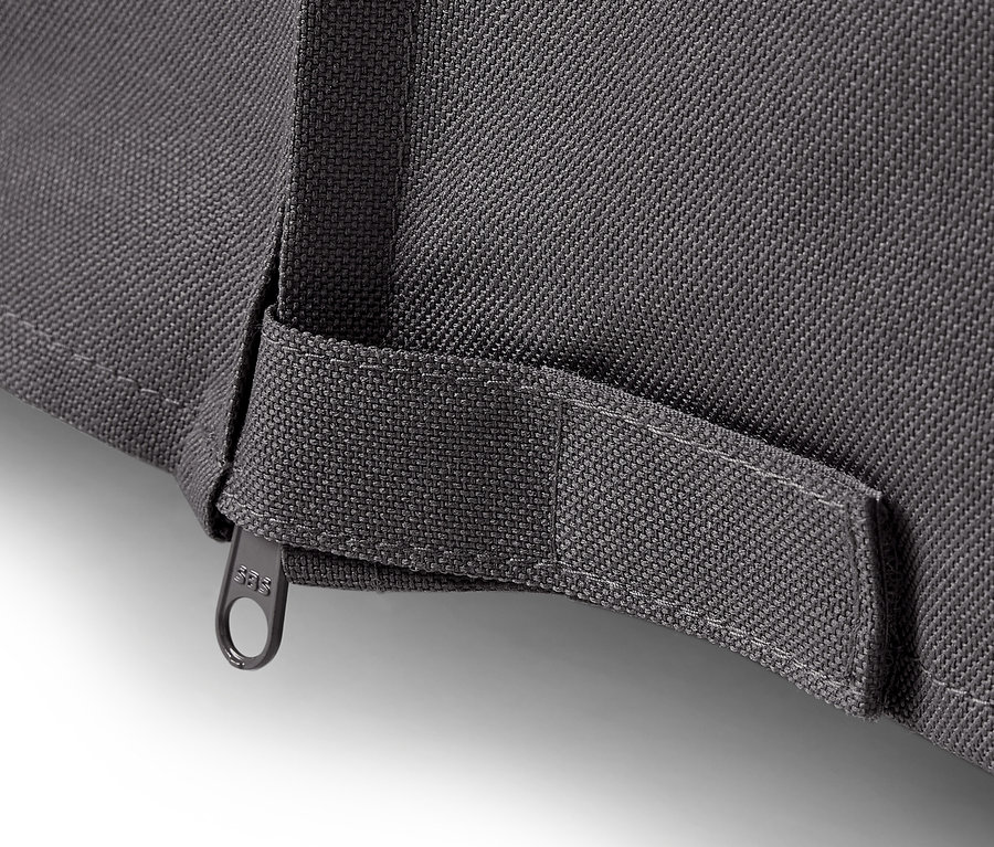 Detail einer grauen Premium-Abdeckhaube für große Gartentische mit Reißverschluss.