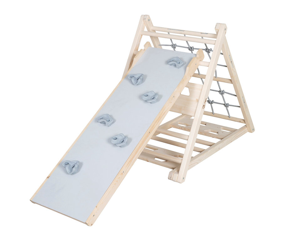 Ein hölzernes Klettergerüst mit der roba Rutschbrett Kletterwand.