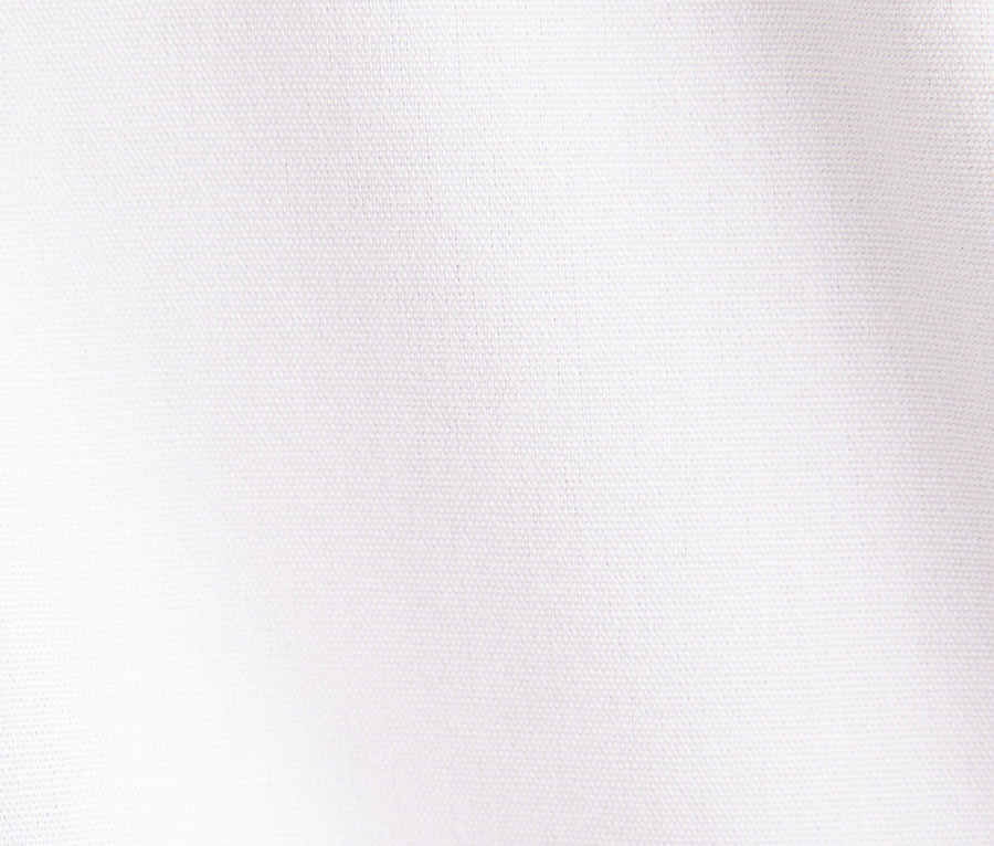 Detailaufnahme eines weißen Stoffes mit leichter Textur und sanftem Schatten.