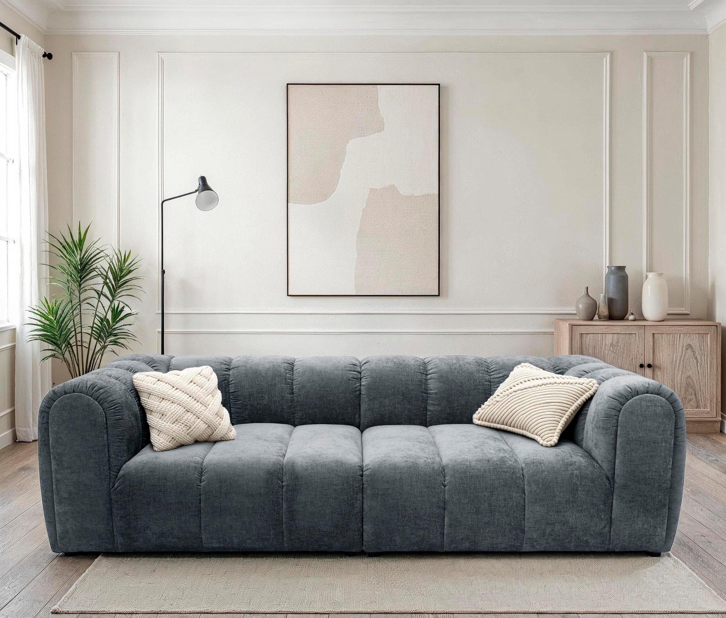 Graues Sofa mit Kissen im Wohnzimmer.