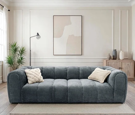 Graues Sofa mit Kissen im Wohnzimmer.