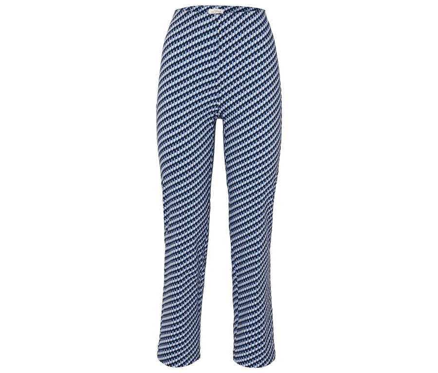 Blau und weiß gemusterte Hose.