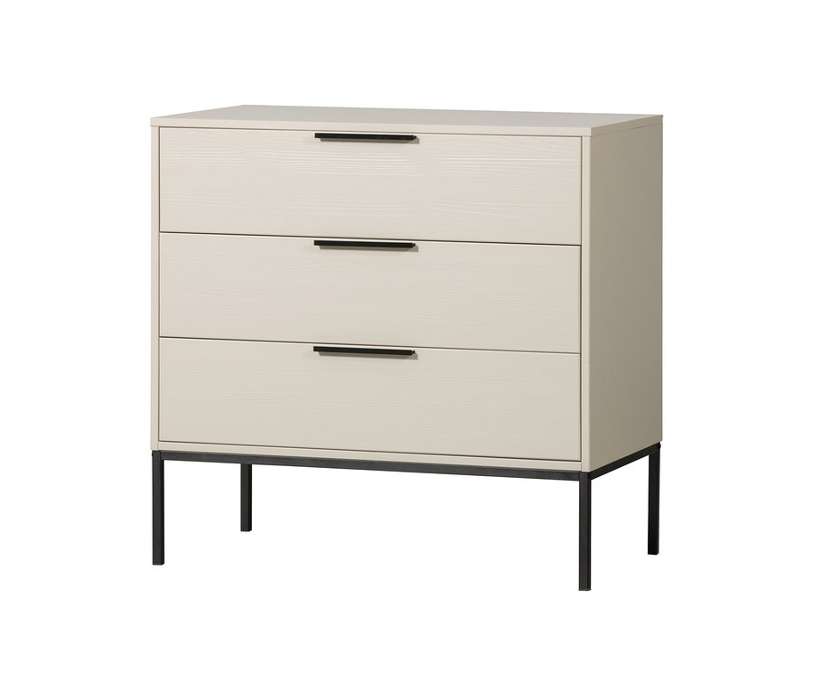 Woood Kommode »Adam« in Kiefer Dust Farbe mit drei Schubladen und schwarzen Griffen.