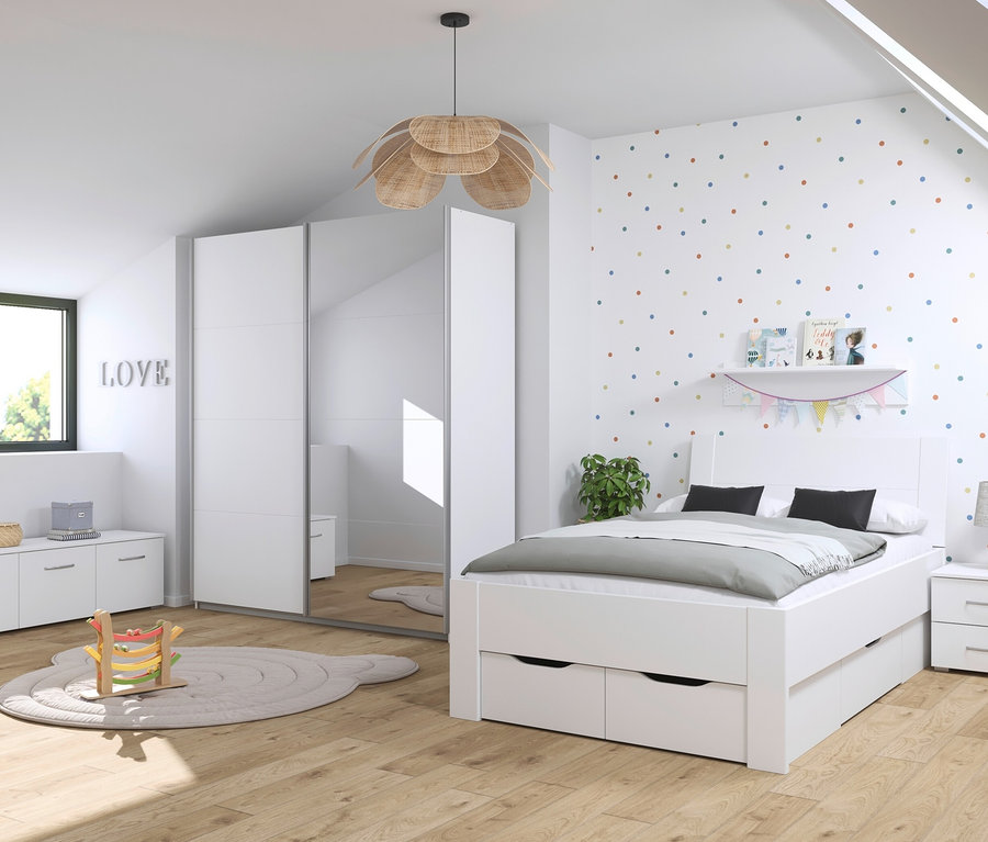 Zimmer mit weißem rauch Bett »Aditio Beds«, 120 cm, weißem rauch Schwebetürenschrank »Quadra«, 181 x 210 x 62 cm und Dekorationen.