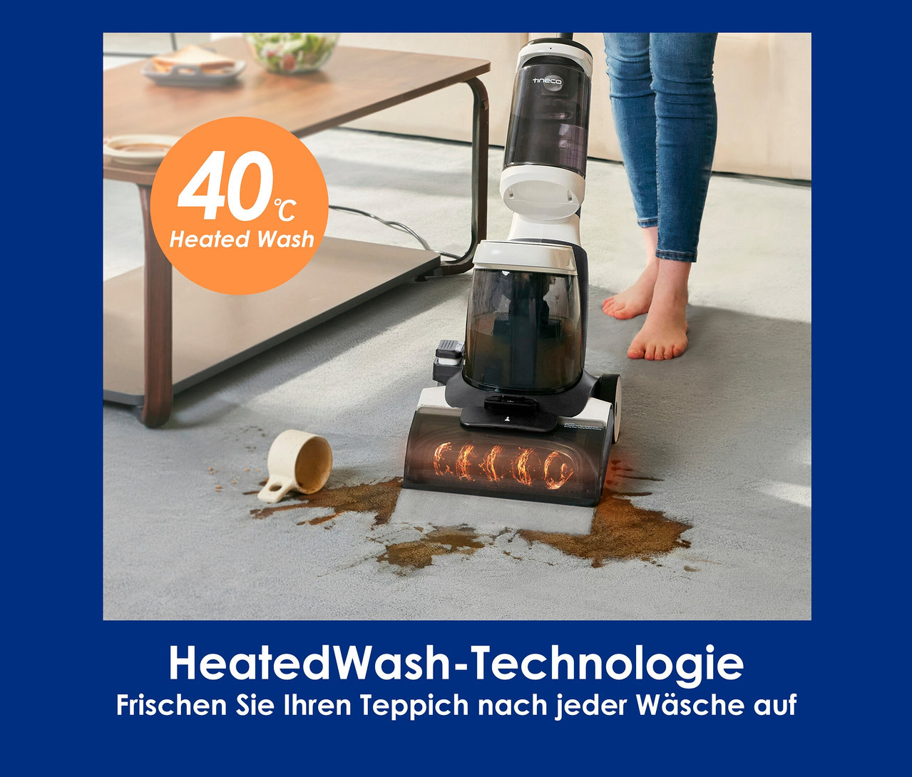 Barfuß stehende Frau benutzt einen Tineco Teppichreiniger iCarpet auf einem Teppich mit einem Kaffeefleck. Eine umgefallene Tasse liegt neben dem Fleck.