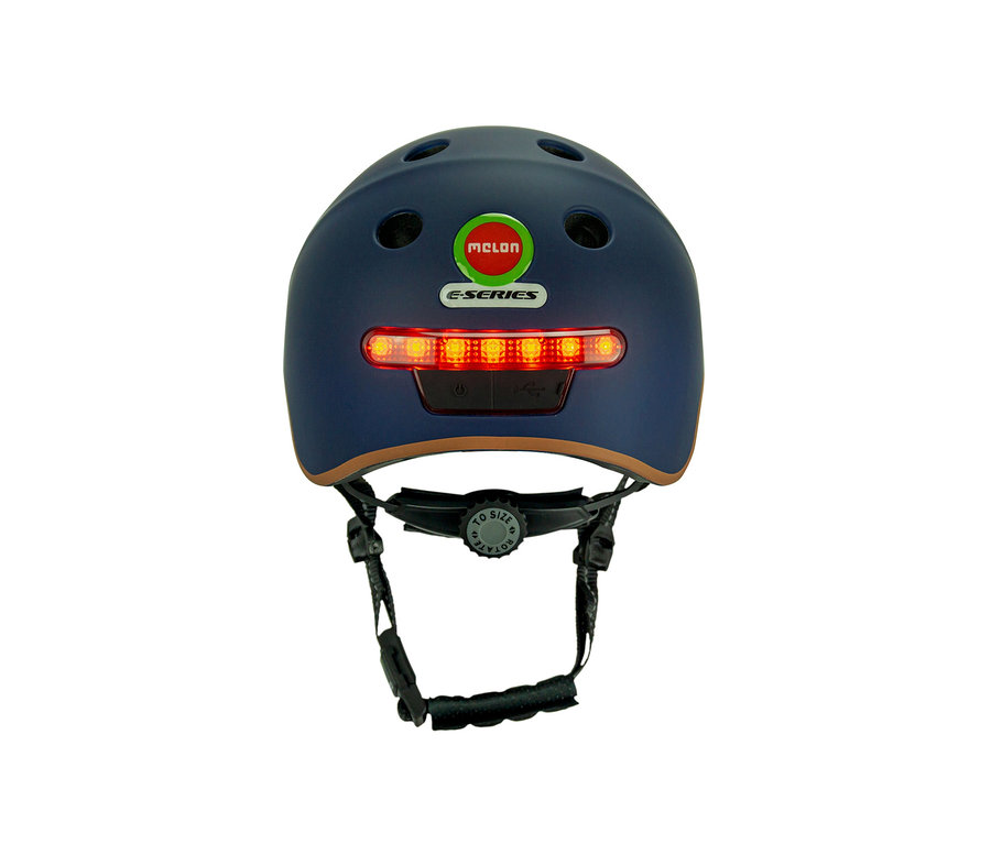 Blauer Melon E-Series Fahrradhelm »Heaven & Earth« mit rotem Licht auf der Rückseite.