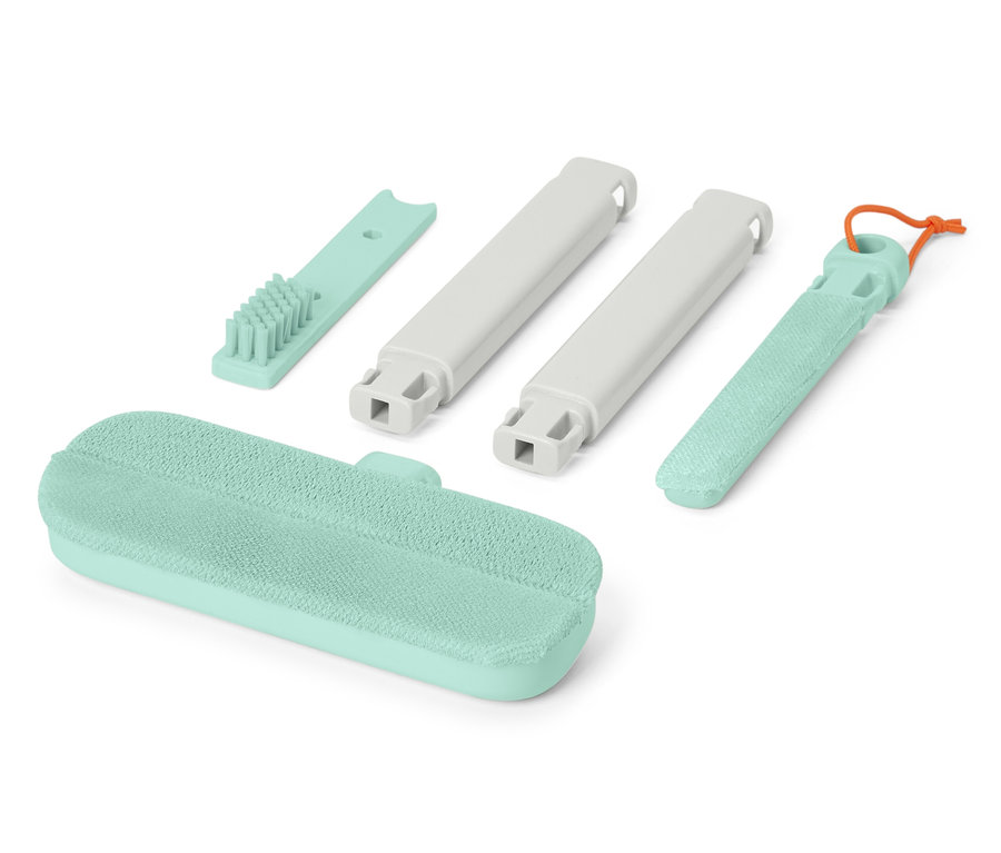 Das 4-in-1-Textil-Sauberzauber Set beinhaltet eine Bürste, zwei Aufsätze und einen Griff.