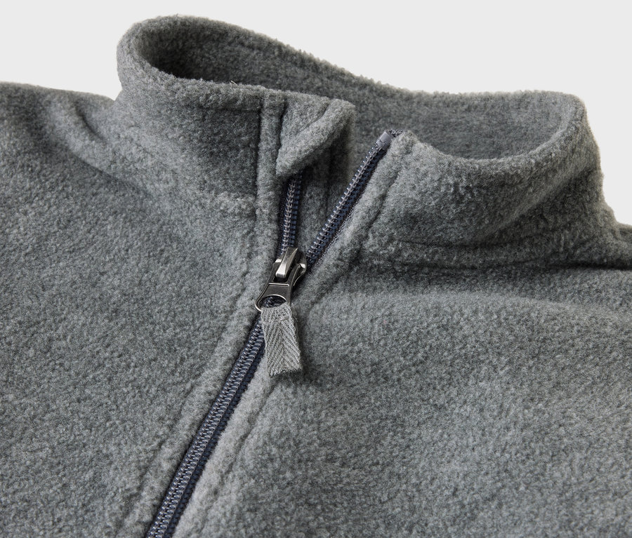 Detailansicht eines grauen Baby-Fleece-Einteilers mit offenem Reißverschluss.