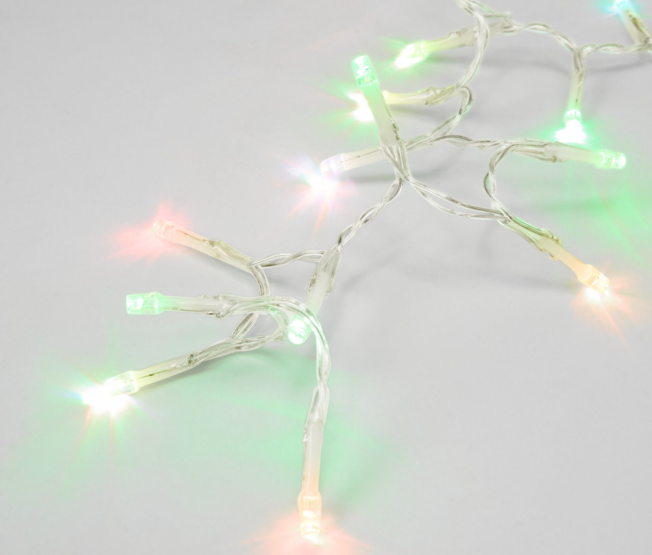 Lichterkette auf weißem Hintergrund