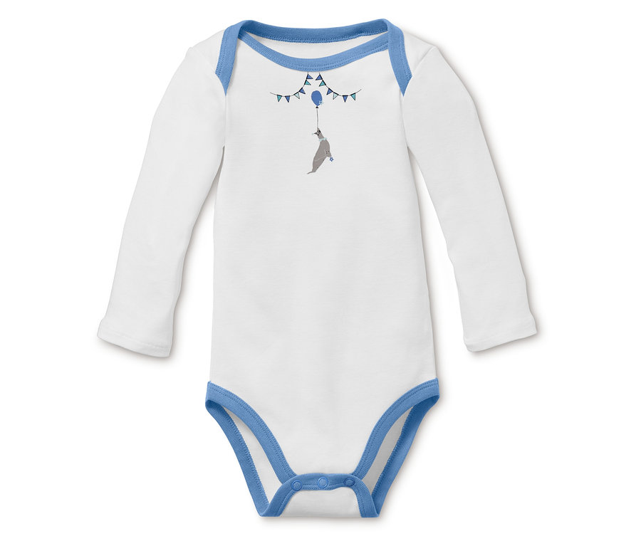 Weißer Babybody mit langen Ärmeln und blauen Bündchen.