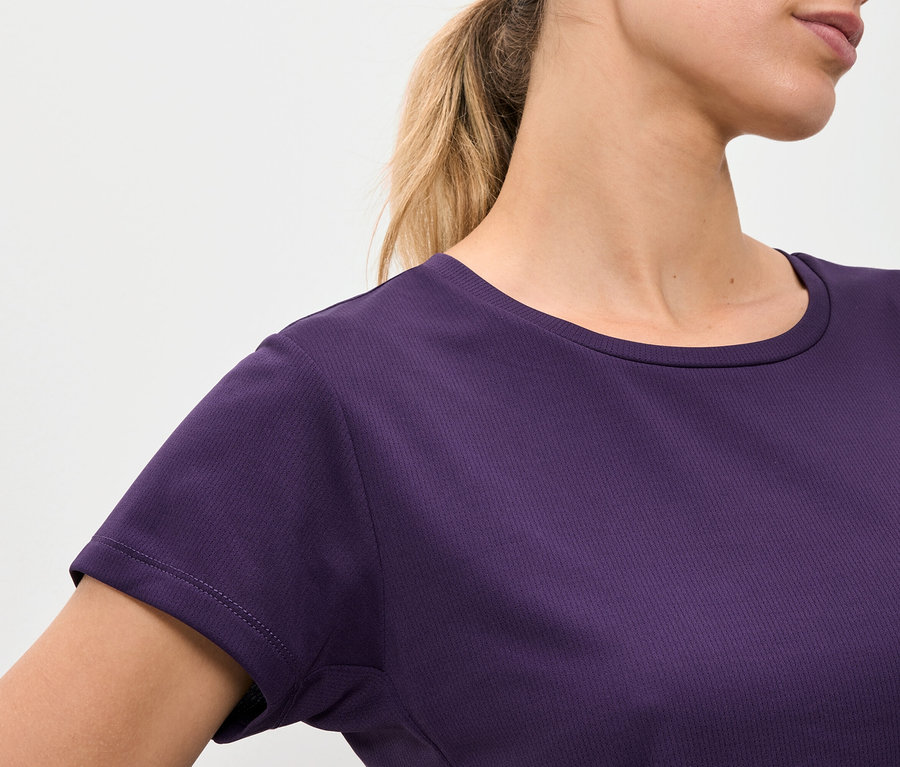 Detailaufnahme eines violetten Damen-T-Shirts mit kurzen Ärmeln.