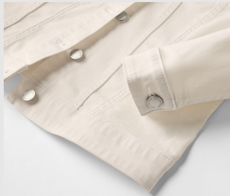 Detailaufnahme einer Jeansjacke.