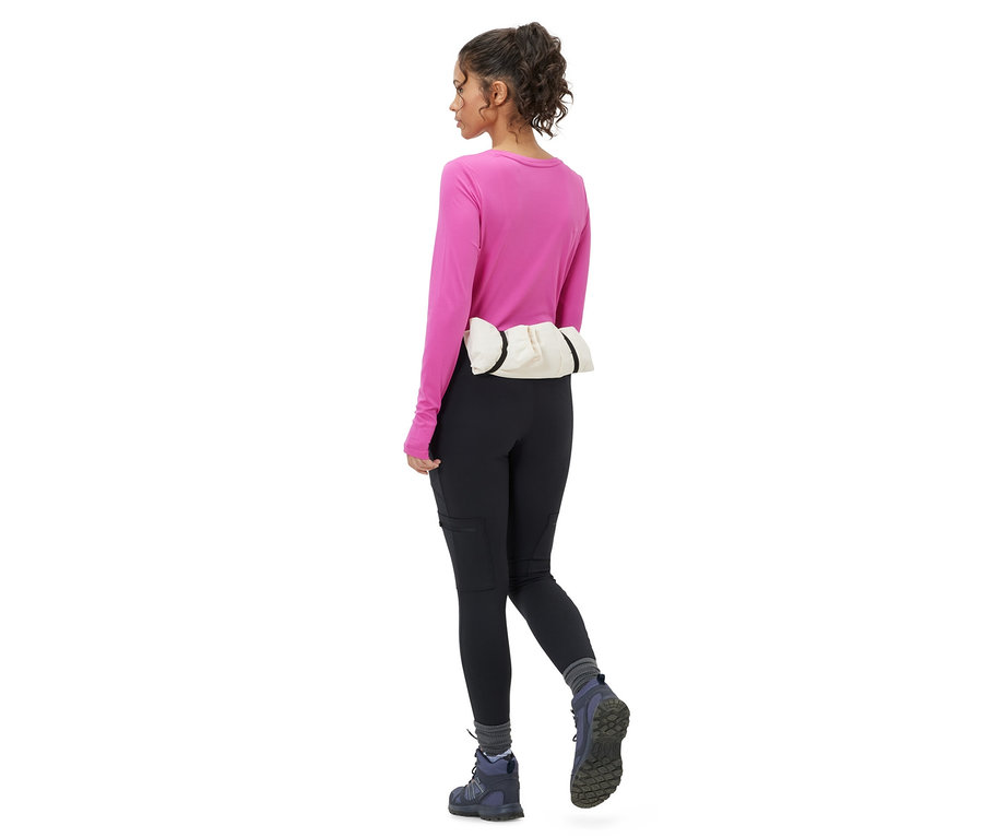 Frau von hinten in Outdoor-Tight.