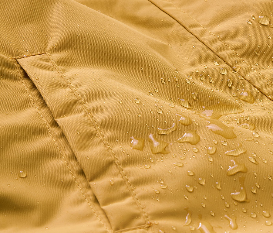 Detailansicht eines Kinder-Regen-Einteilers mit Tasche und Wassertropfen.