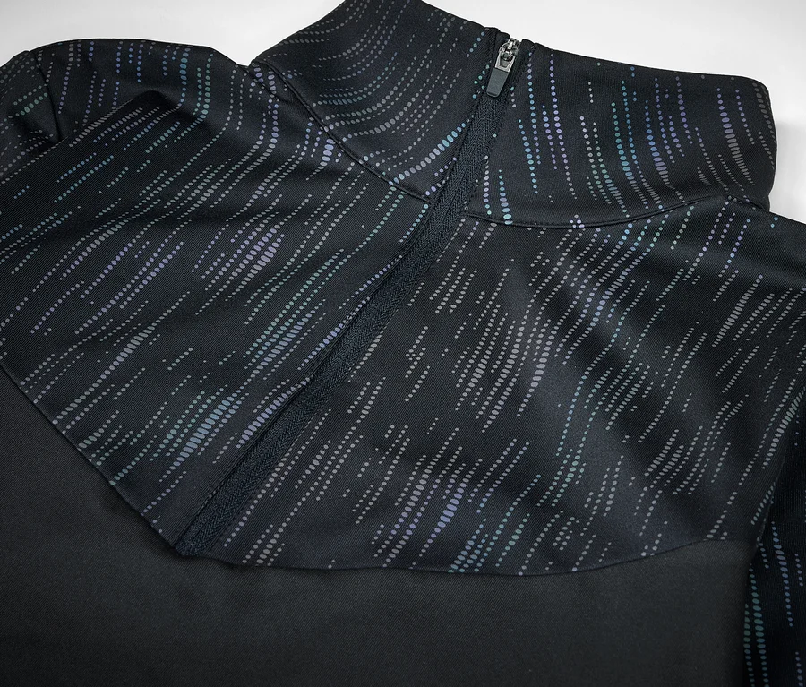 Detailaufnahme eines schwarzen Sportoberteils mit Reißverschluss und Muster.