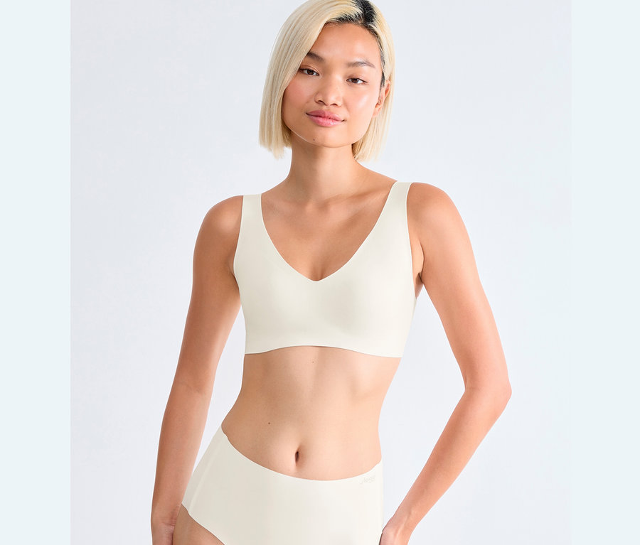 Frau trägt ein sloggi ZERO Feel 2.0 Bralette in Silk White.