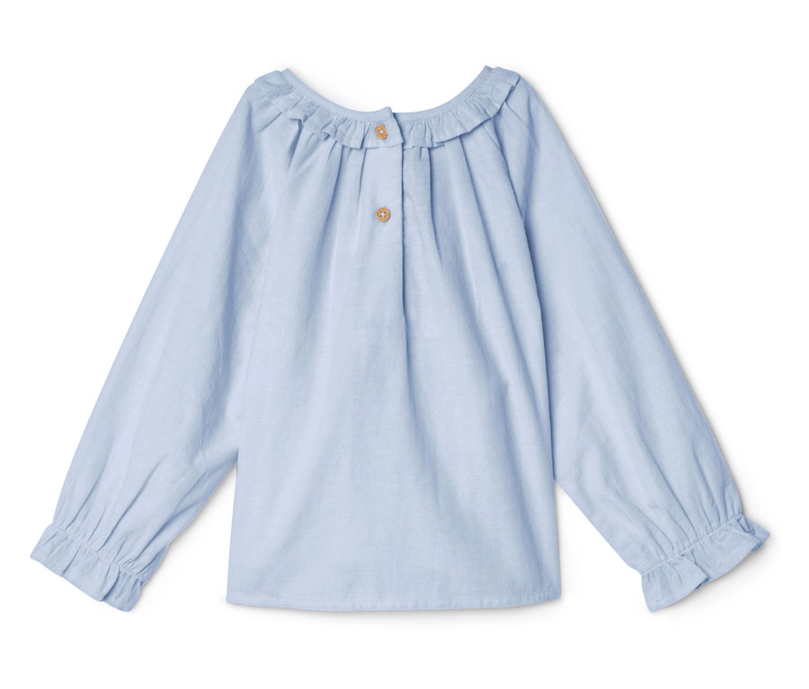 Helles, blaues Langarmhemd mit Rüschenkragen und zwei Knöpfen.