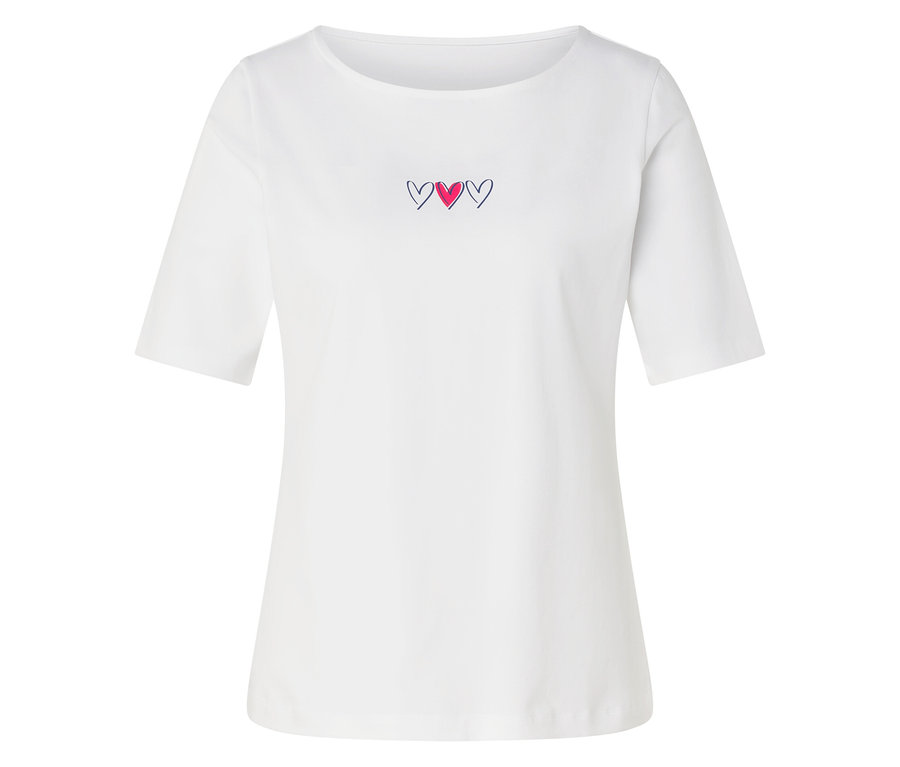 Weißes Halbarmshirt mit U-Boot-Ausschnitt und drei kleinen Herz-Stickereien auf der Brust, das mittlere Herz ist rosa, die äußeren sind schwarz umrandet.